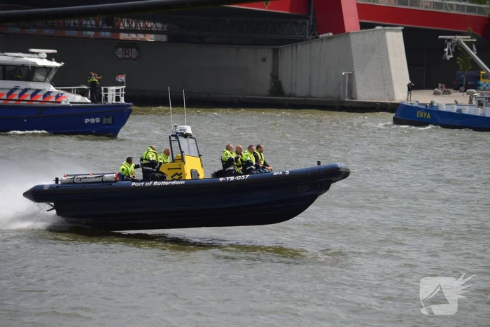 Containerschip vaart tegen Willemsbrug