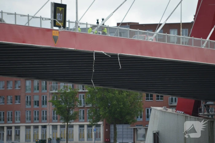 Containerschip vaart tegen Willemsbrug