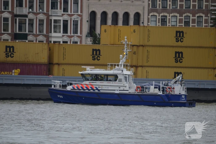 Containerschip vaart tegen Willemsbrug