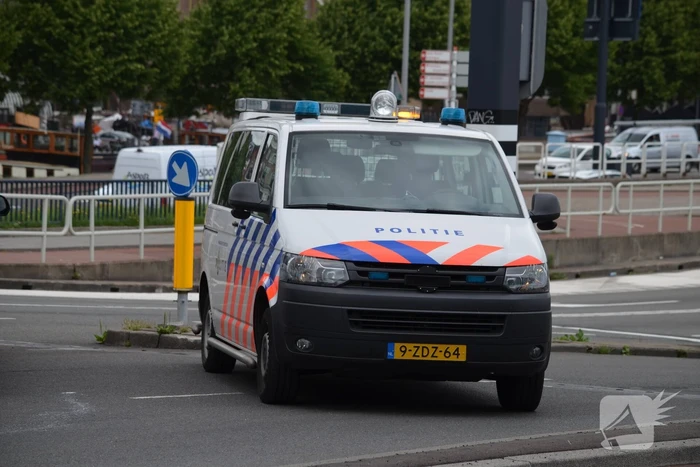 Containerschip vaart tegen Willemsbrug