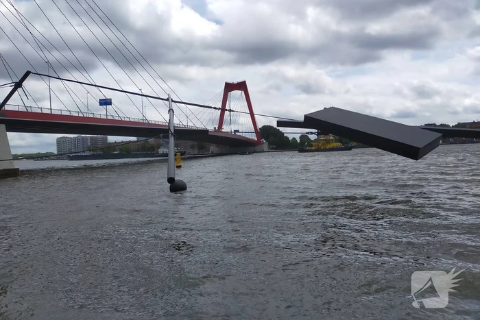 Containerschip vaart tegen Willemsbrug