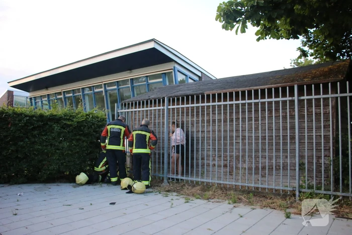 Brandweer bevrijdt jongedame uit benarde positie