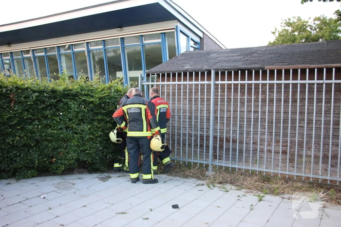 Brandweer bevrijdt jongedame uit benarde positie
