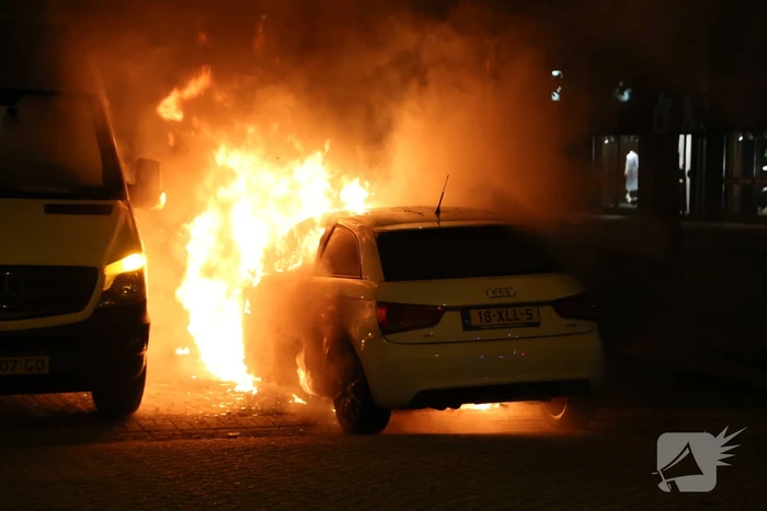 Auto verwoest door brand, bestelbus flink beschadigd