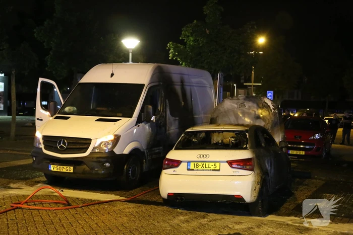 Auto verwoest door brand, bestelbus flink beschadigd