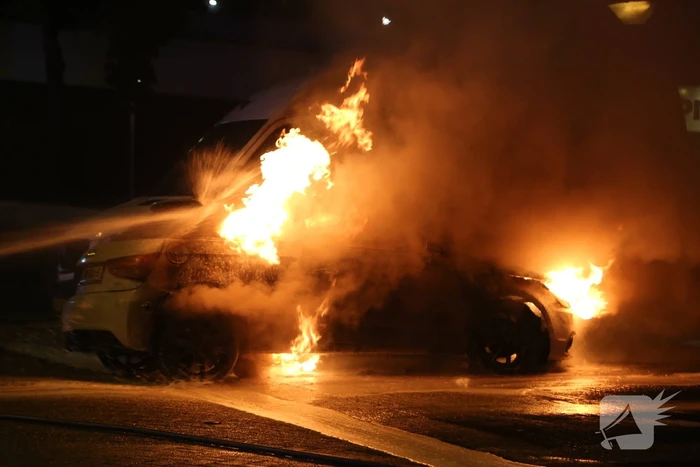 Auto verwoest door brand, bestelbus flink beschadigd