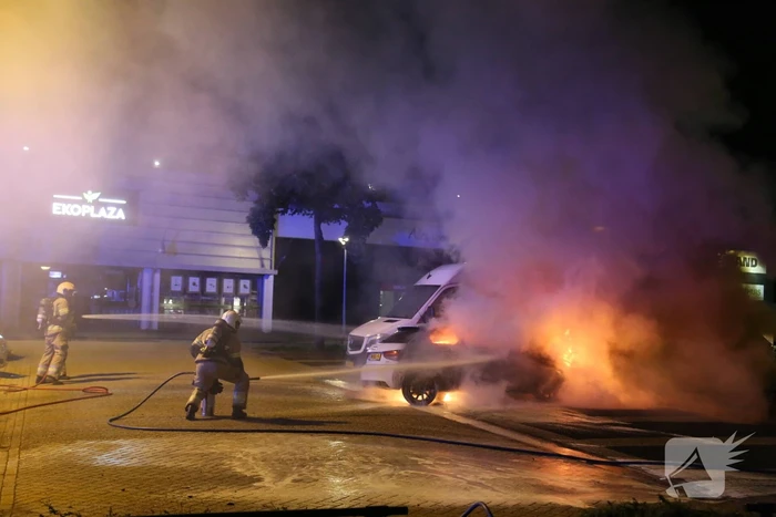 Auto verwoest door brand, bestelbus flink beschadigd