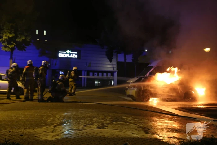 Auto verwoest door brand, bestelbus flink beschadigd