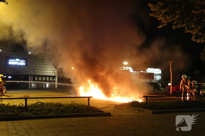 Auto verwoest door brand, bestelbus flink beschadigd