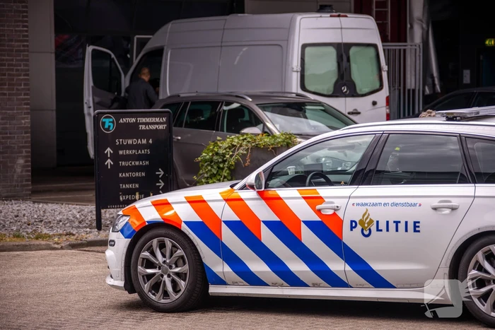 Arrestatieteam valt met zwaar geschut pand Bedrijventerrein De Wieken binnen