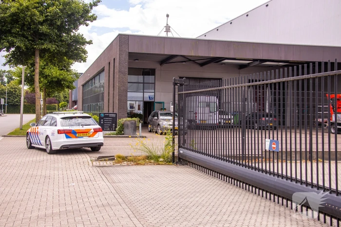 Arrestatieteam valt met zwaar geschut pand Bedrijventerrein De Wieken binnen