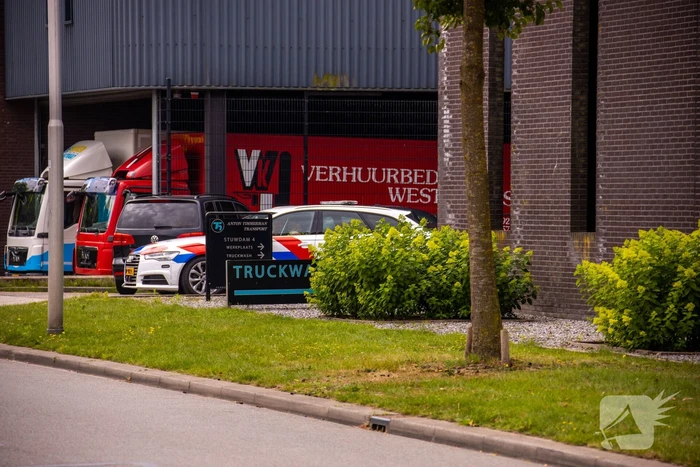 Arrestatieteam valt met zwaar geschut pand Bedrijventerrein De Wieken binnen