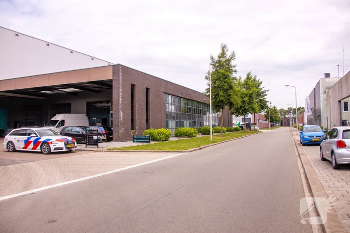 Arrestatieteam valt met zwaar geschut pand Bedrijventerrein De Wieken binnen