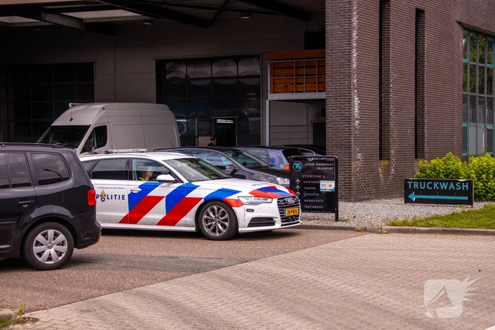 Arrestatieteam valt met zwaar geschut pand Bedrijventerrein De Wieken binnen