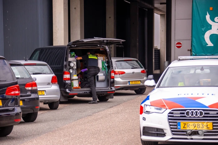 Arrestatieteam valt met zwaar geschut pand Bedrijventerrein De Wieken binnen
