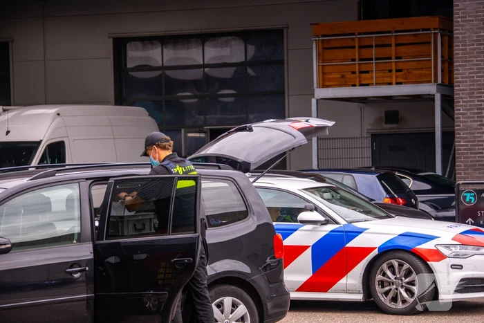 Arrestatieteam valt met zwaar geschut pand Bedrijventerrein De Wieken binnen