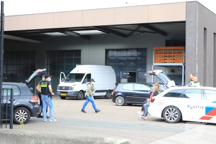 Arrestatieteam valt met zwaar geschut pand Bedrijventerrein De Wieken binnen