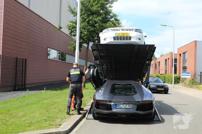 Arrestatieteam valt met zwaar geschut pand Bedrijventerrein De Wieken binnen