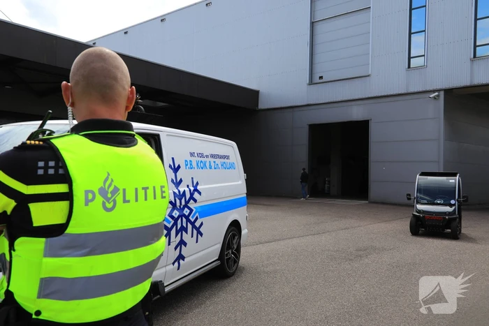 Arrestatieteam valt met zwaar geschut pand Bedrijventerrein De Wieken binnen