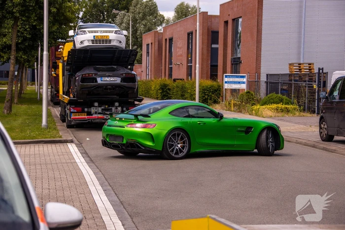 Arrestatieteam valt met zwaar geschut pand Bedrijventerrein De Wieken binnen