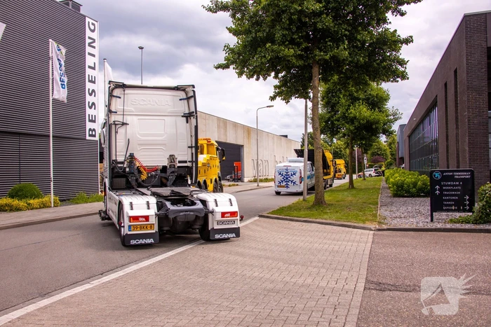 Arrestatieteam valt met zwaar geschut pand Bedrijventerrein De Wieken binnen