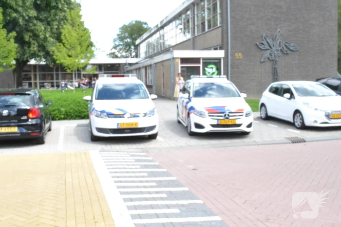 Politie bij schoolgebouw na burgernetmelding