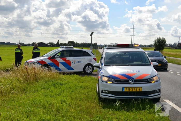 Voertuig raakt te water na inhaalactie