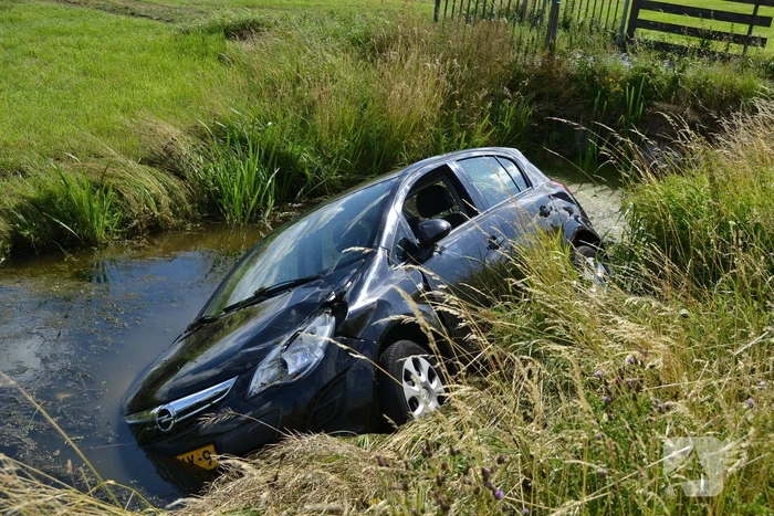 Voertuig raakt te water na inhaalactie