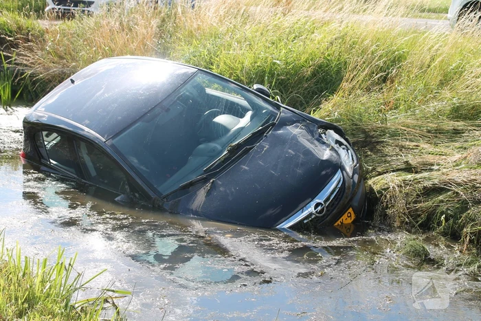 Voertuig raakt te water na inhaalactie
