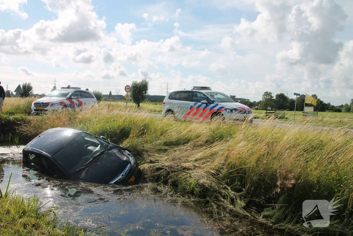 Voertuig raakt te water na inhaalactie