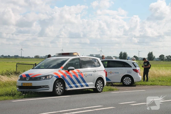 Voertuig raakt te water na inhaalactie