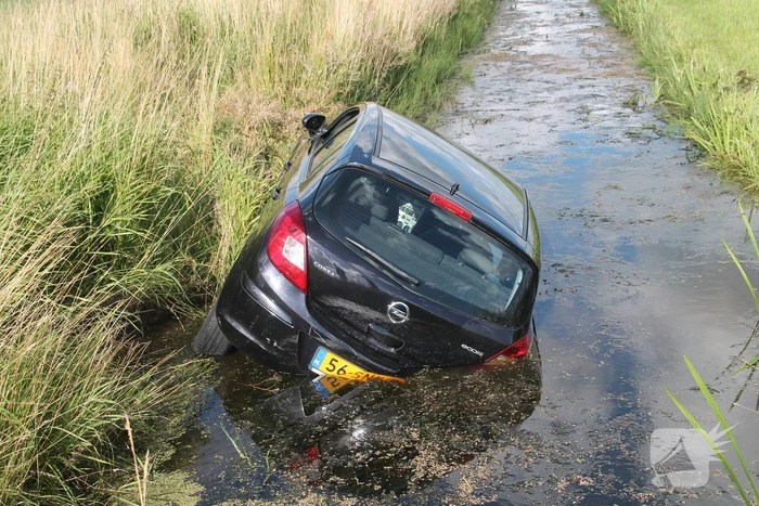 Voertuig raakt te water na inhaalactie