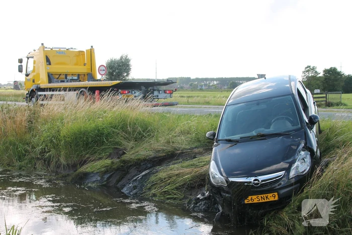 Voertuig raakt te water na inhaalactie