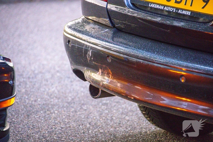 Auto botst op geparkeerde auto