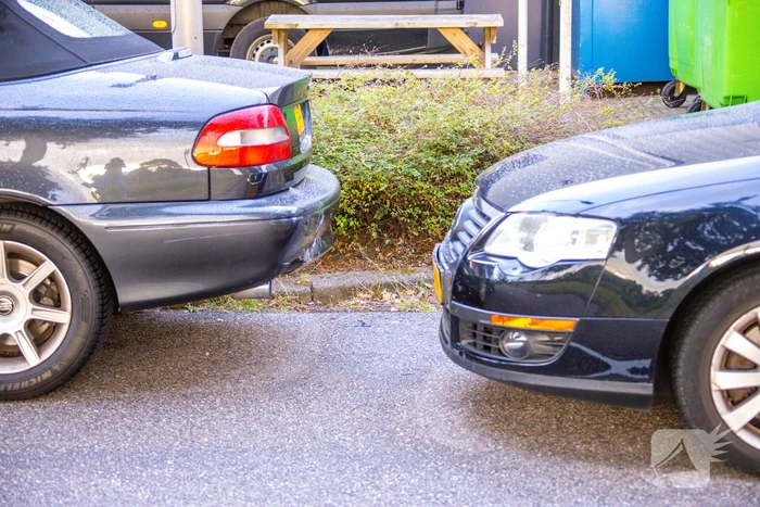 Auto botst op geparkeerde auto