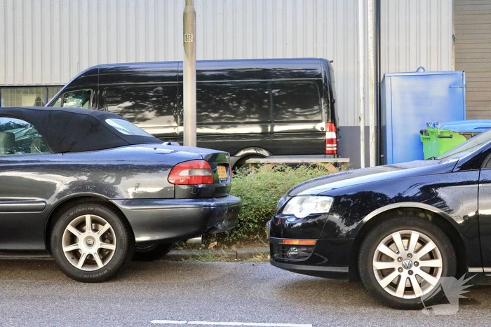 Auto botst op geparkeerde auto