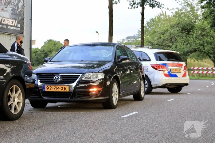 Auto botst op geparkeerde auto