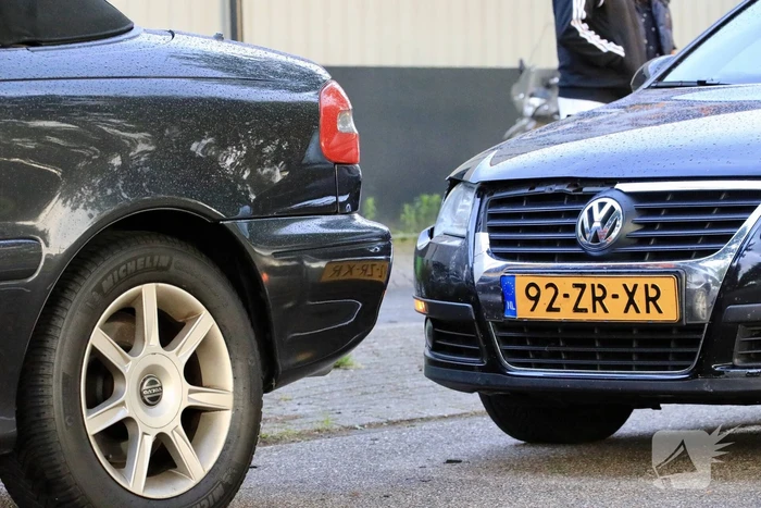 Auto botst op geparkeerde auto