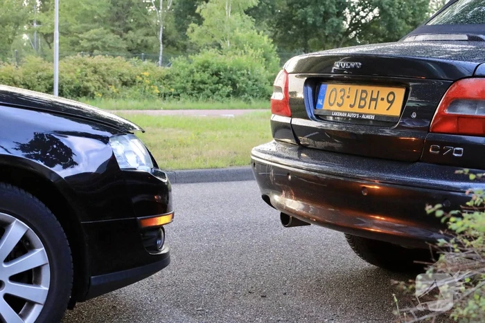 Auto botst op geparkeerde auto
