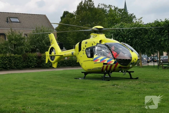 Traumahelikopter landt op grasveld voor incident in woning