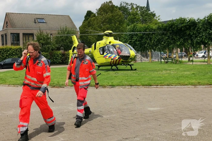 Traumahelikopter landt op grasveld voor incident in woning