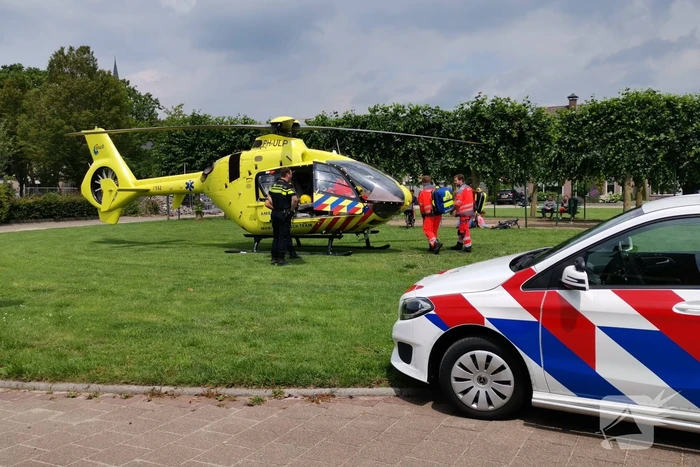 Traumahelikopter landt op grasveld voor incident in woning