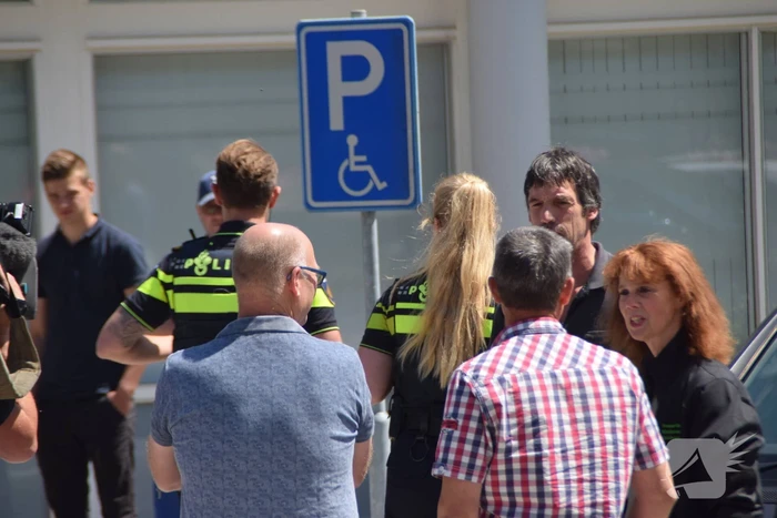 Zeeuwse boeren voeren actie bij politiebureau