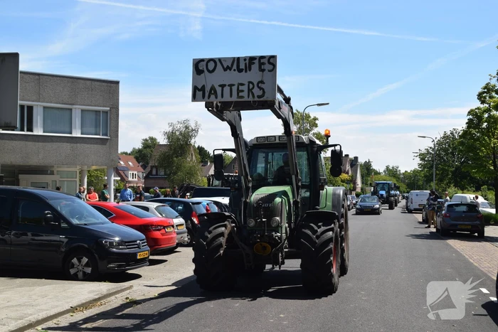 Zeeuwse boeren voeren actie bij politiebureau