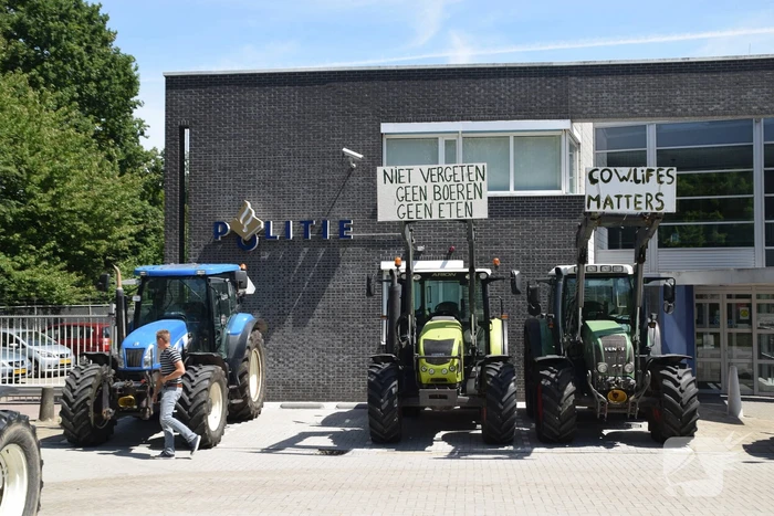 Zeeuwse boeren voeren actie bij politiebureau