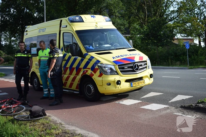 Afslaande automobilist rijdt racefietser aan