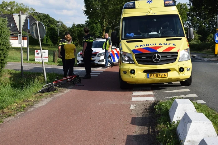 Afslaande automobilist rijdt racefietser aan