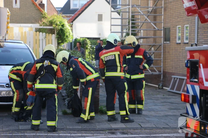 Steiger tegen woning staat op omvallen
