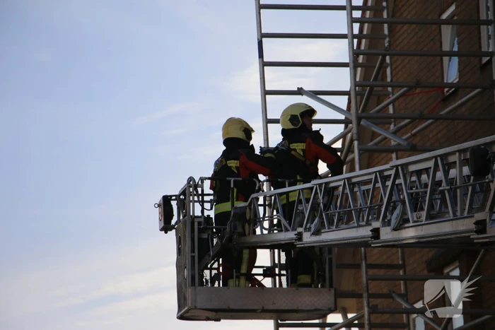 Steiger tegen woning staat op omvallen