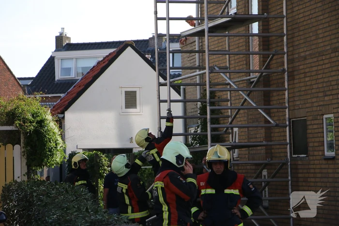 Steiger tegen woning staat op omvallen